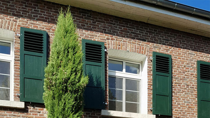 Une décoration de fenêtre parfaite pour une ferme