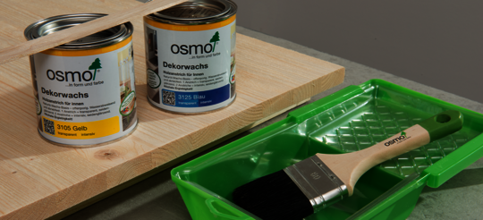 Dose Dekorwachs richtig kräftig umrühren damit sich die schweren Farbpigmente schön und gleichmäßig verteilen. Osmo Duo-Ton für Holzoberflächen zum selber machen.