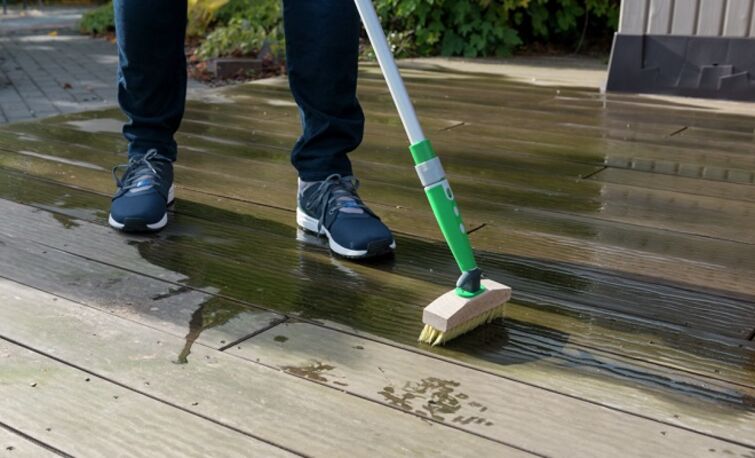 Conseils d'entretien pour le bois extérieur - comment nettoyer et entretenir les bardages, les terrasses et les clôtures.