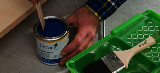 Nutzen Sie für den Holzanstrich Osmo Dekorwachs in zwei verschiedenen Farben – Suchen Sie sich Ihre beiden Lieblingsfarben für den Duo-Ton heraus.